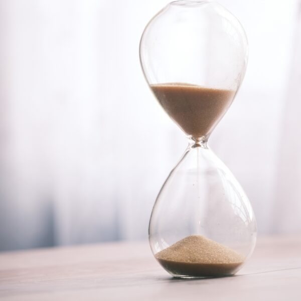 Sand falling down an houglass