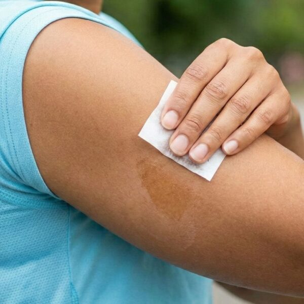 cleaning arm with wipe